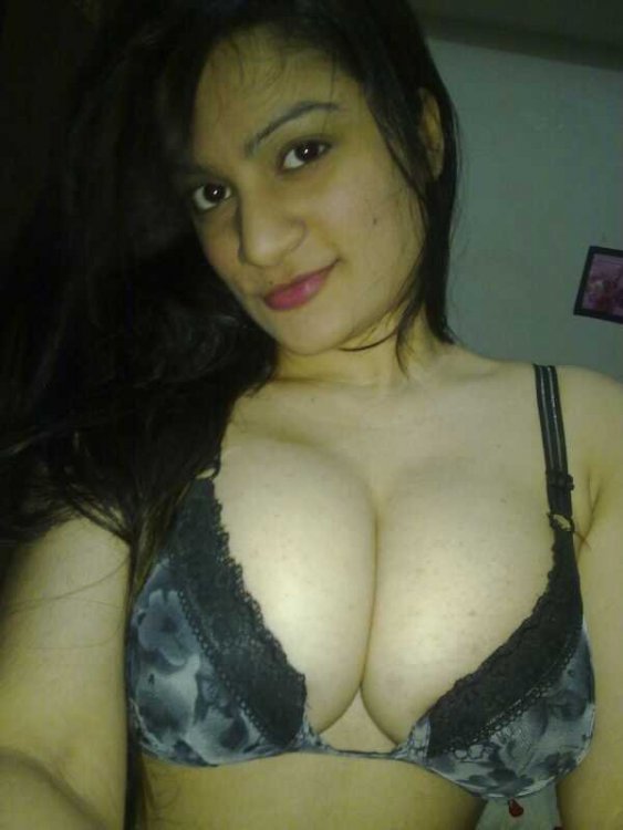 Busty Hot Paki Nude Selfies (11).jpg