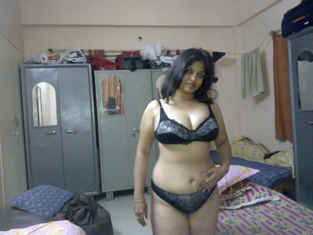 Desi Girl Showing Big Boobs & Hairy Pussy (17).jpg