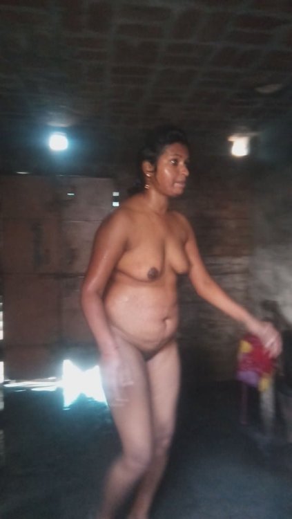 Desi Village Bhabhi Bathing Nude Pics (38).jpg