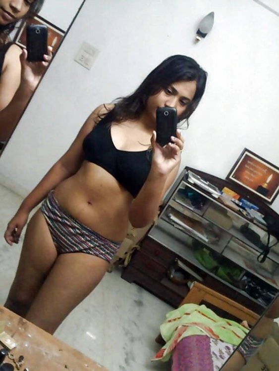 Horny Young Girl nude Selfies (2).jpg