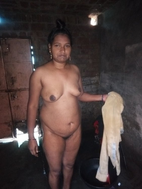 Desi Village Bhabhi Bathing Nude Pics (23).jpg