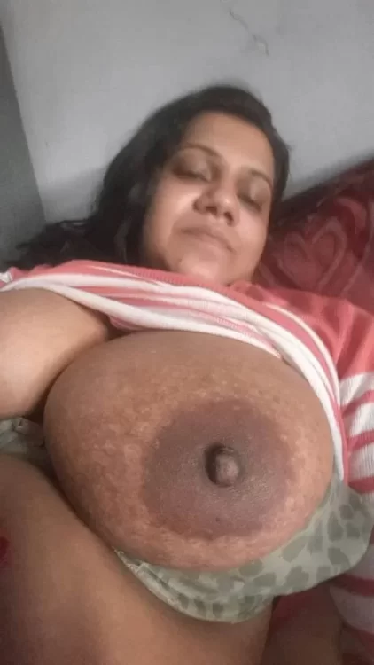 desi-aunty-nude-photos-boob-bahar-nikale-hue.jpg