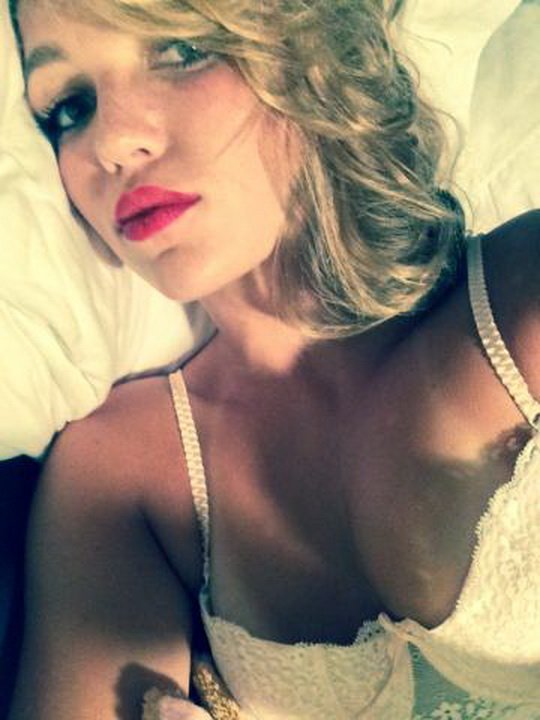 1166928407_LiliSimmonsleakednakedtoplessnudeselfies56xMixQphotos36.JPG.ba3351d30443b4b5ed6c932bff34d7e9.JPG